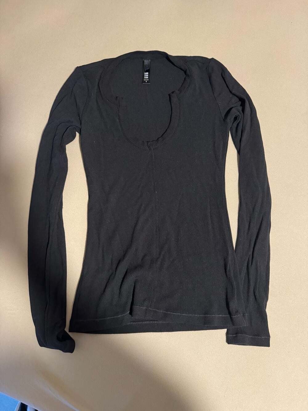 SKIMS Cotton Rib Notch Long Sleeve Top in Onyx